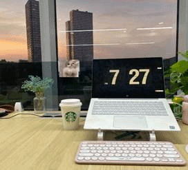 桌子上的电脑和键盘中度可信度描述已自动生成